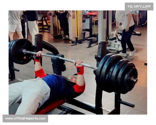 新疆选星营体能测试创新高 男子自由式卧推突破180公斤创历史新纪录